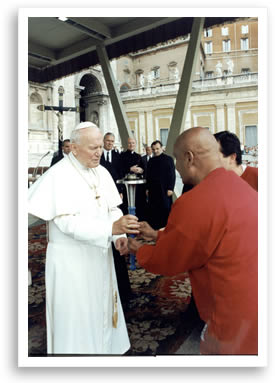 Sri Chinmoy reicht dem Papst die Friedensfackel Sri Chinmoy reicht dem Papst die Friedensfackel