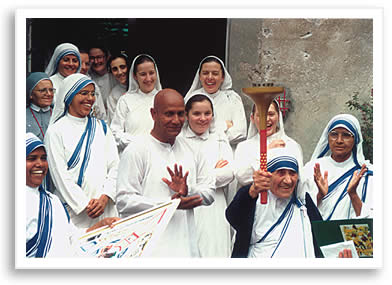 Sri Chinmoy und Mutter Teresa mit der Friedensfackel Sri Chinmoy und Mutter Teresa mit der Friedensfackel