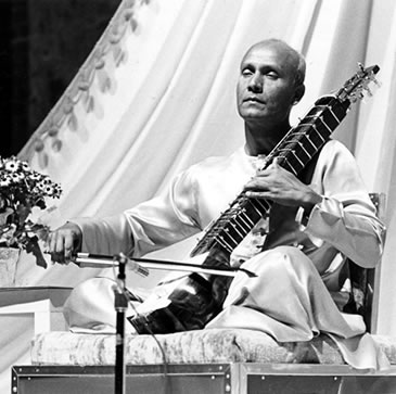 Sri Chinmoy tocando el esraj