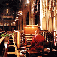 Sri Chinmoy tocando el órgano en Riverside Church, Manhattan, NY