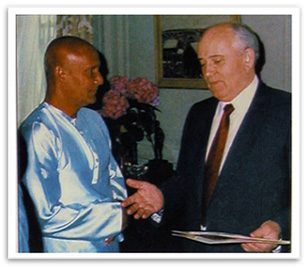 Sri Chinmoy con Mijail Gorbachov