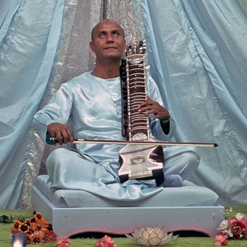 sri Chinmoy tocando el esraj