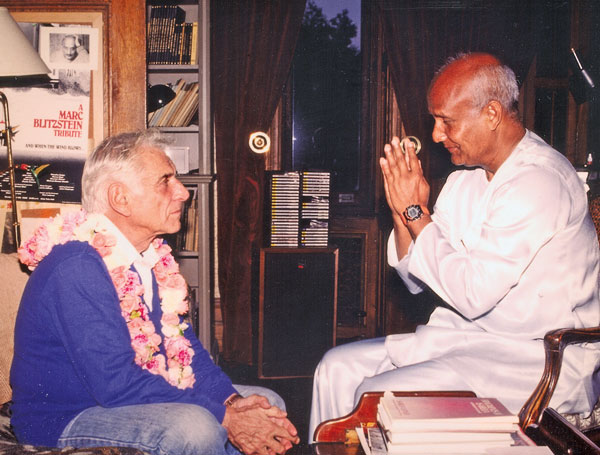Sri Chinmoy meditates with Leonard Bernstein, 21 March 1979