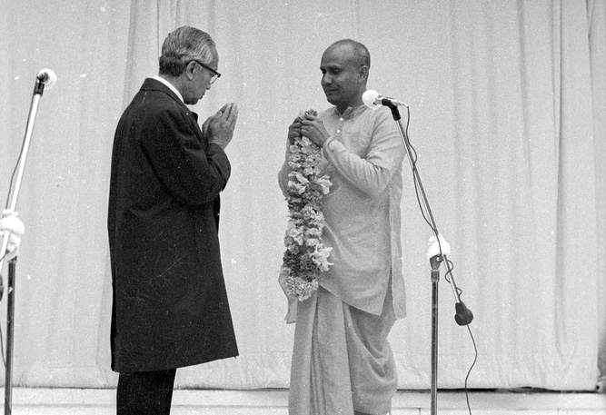 Sri Chinmoy and U Thant attend a play perfomance, 25 May 1973.