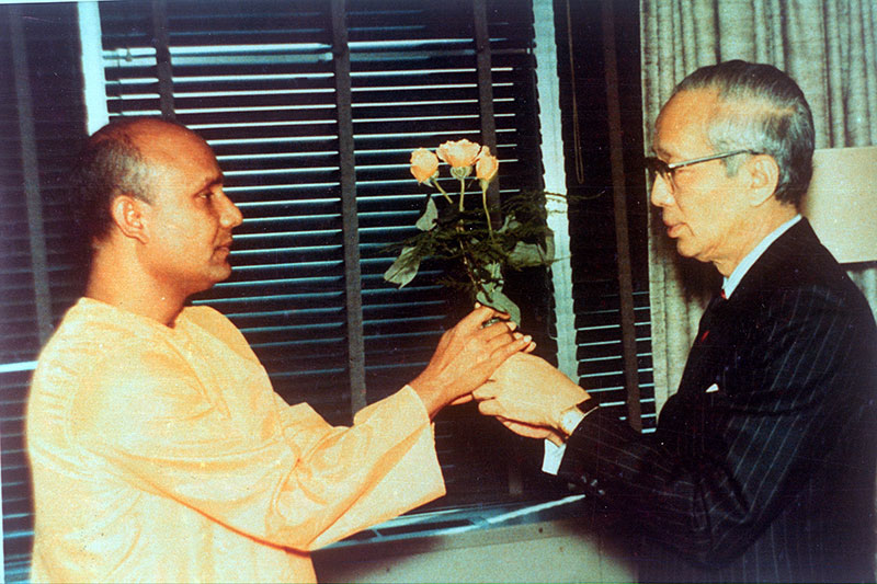 Sri Chinmoy and U Thant, 29th February 1972, UN Headquarters, New York