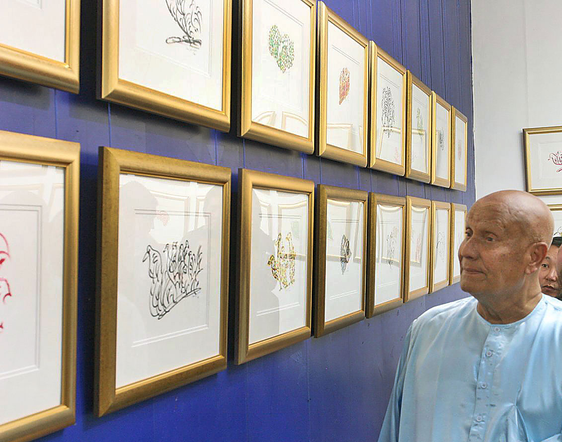 Sri Chinmoy at an exhibition in Mongolia, 2007.