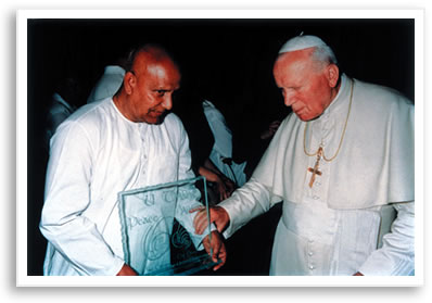 Sri Chinmoy presents Pope John Paul II with the U Thant Peace award, 22nd May, 1998, The Vatican