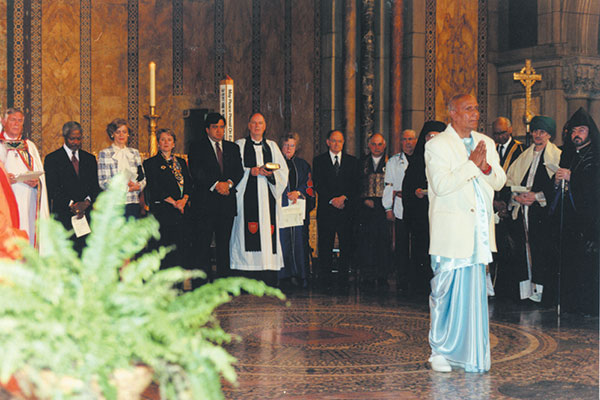 Sri Chinmoy at a United Nations Interfaith Service, 25 April 1997.