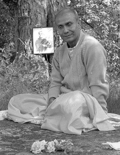 Sri Chinmoy meditates at Thousand Island Park.