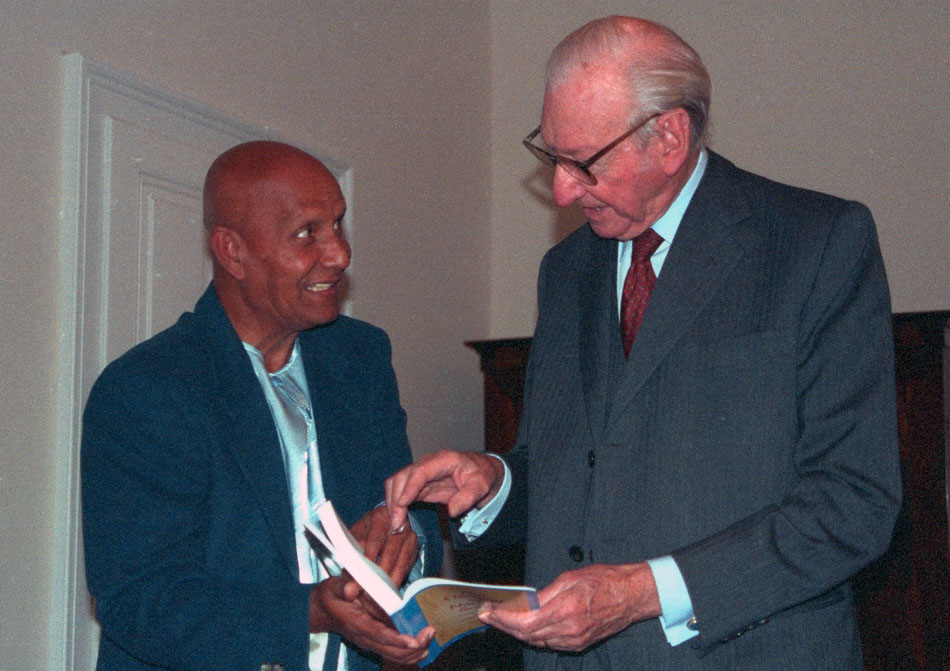 Kurt Waldheim and Sri Chinmoy, 30 Sep 2004.