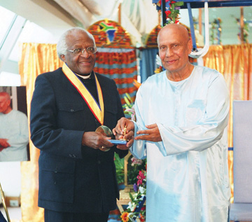 Sri Chinmoy meeting Desmond Tutu, New York, March 16th, 2004