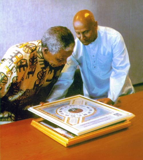 Sri Chinmoy presents President Nelson Mandela with the U Thant Peace Award.