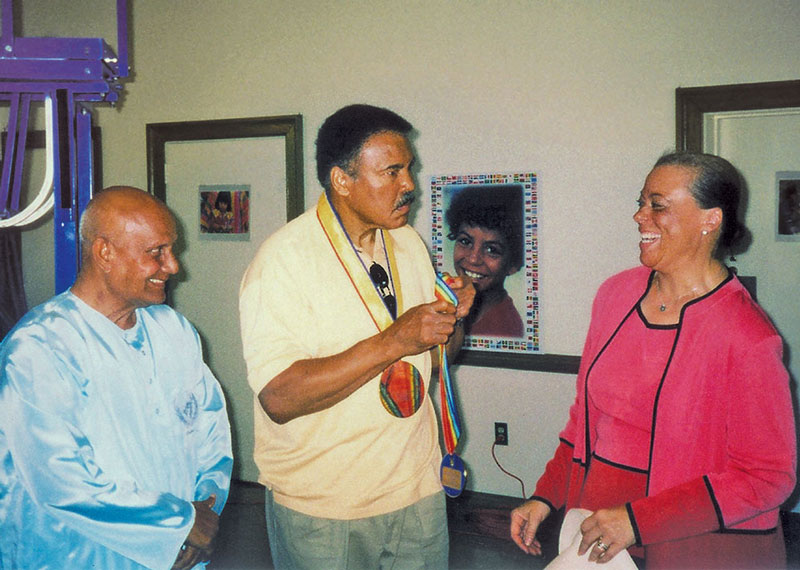 Muhammad Ali and wife Lonnie receive the 'Lifting up the World with a Oneness-Heart Award'